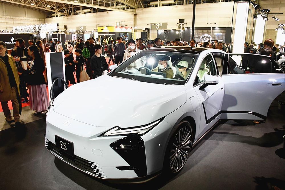 多くの観衆を集めた新型レクサス「ＥＳ」