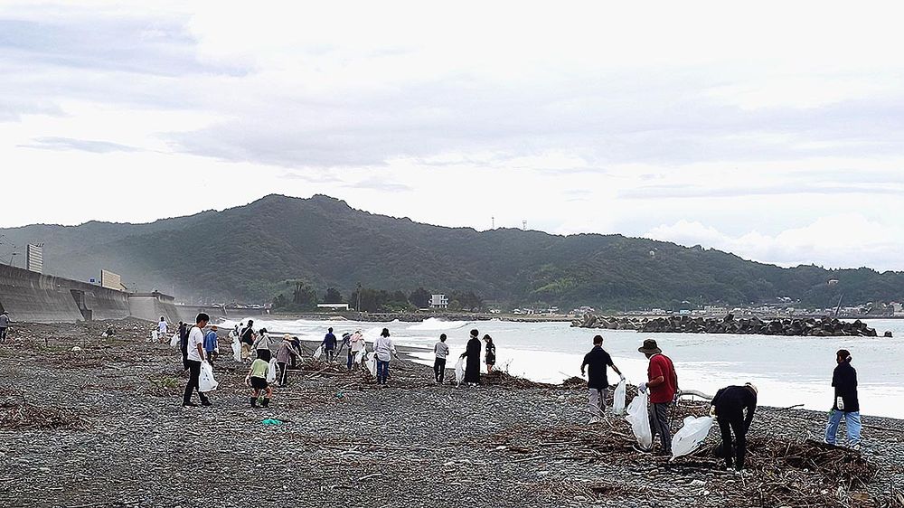 ビッグウェーブは海岸に散乱するゴミの回収に取り組む