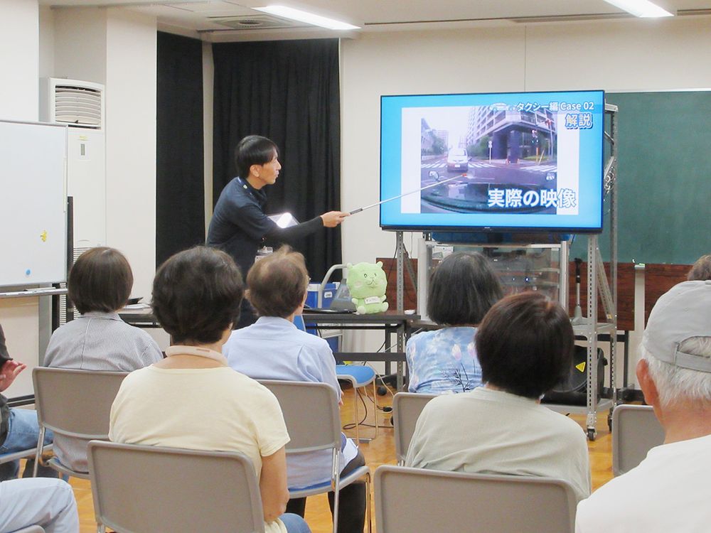 実際の交通事故映像を見ながら安全意識を高めた
