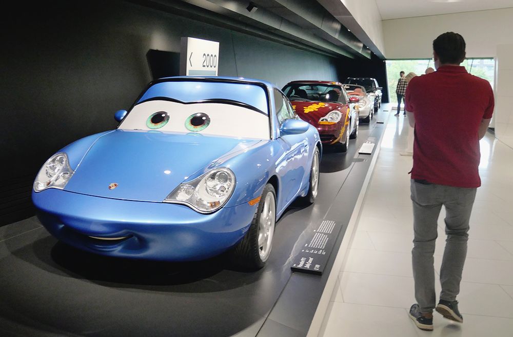 映画「カーズ」にちなんだ車は、子どもたちに人気
