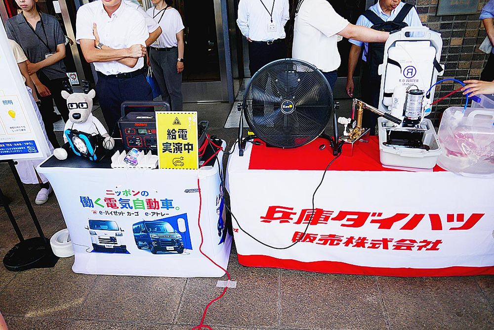 協定式後は屋外スペースで車両からの給電を実演した