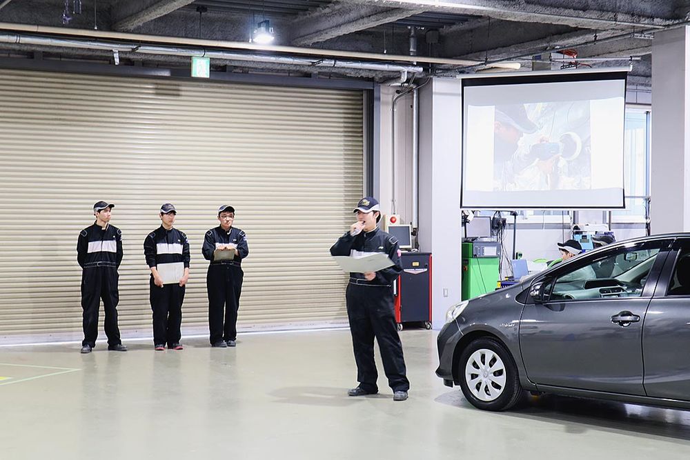 事故車の修理工程を、画像を使いながら説明