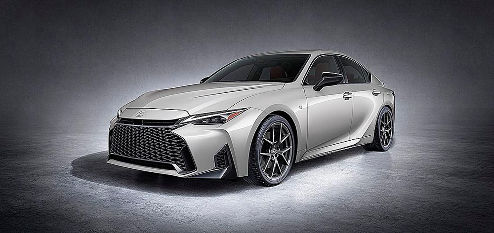 低重心でワイド感を強調する
フロントフェイス