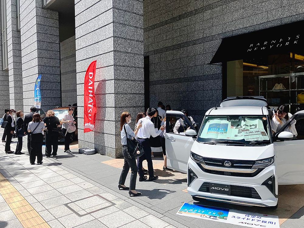 ホテルの屋外スペースに実車を展示し、出張展示を兼ねた形で研修を実施
