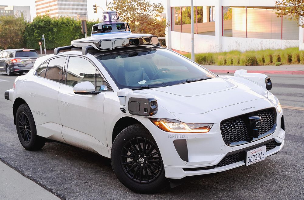 米中ではすでに自動運転タクシーが走る（米ウェイモの車両）