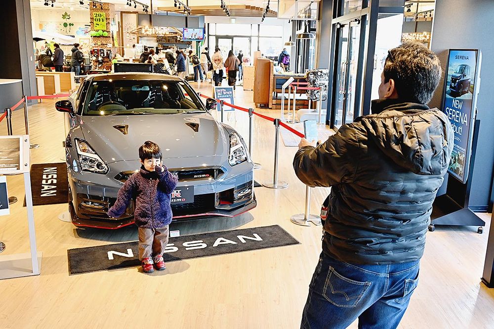 写真を撮る親子連れも