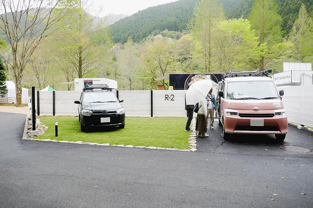 オリジナルアウトドアカスタマイズカーを用いて、ＲＶパークの利用方法を紹介
