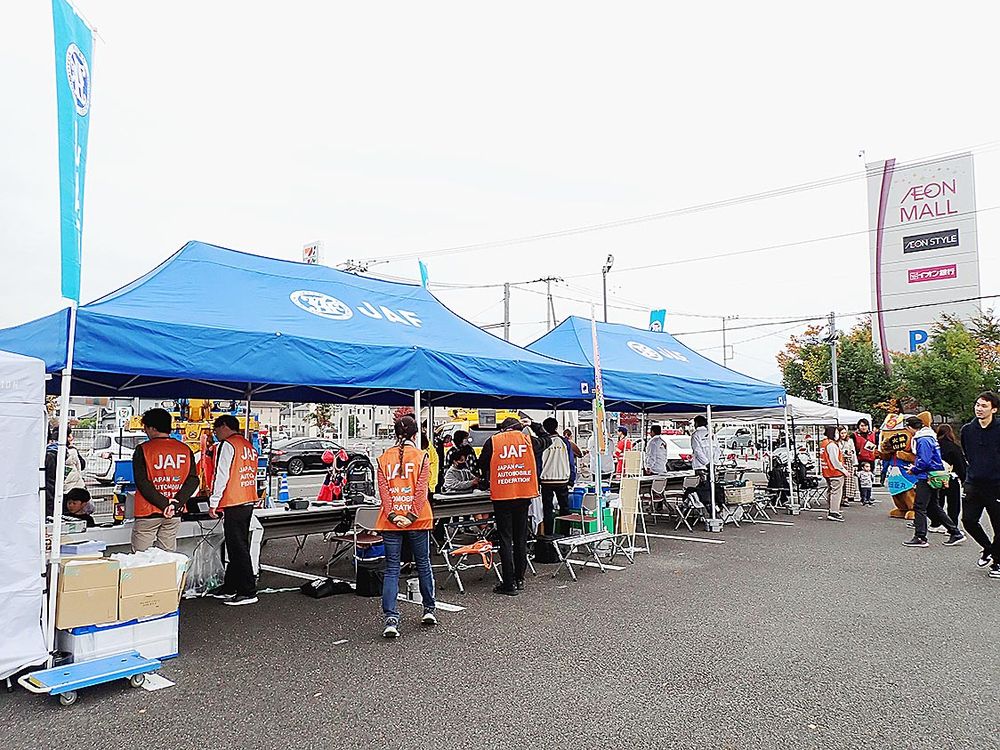 イベントブースでは親子連れらが各種の交通安全を体験