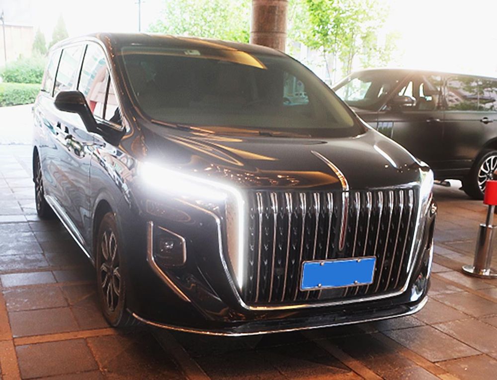 写真３　紅旗「Ｈ９」　ＳＵＶ　初期のモデルと比較するとその差は大きい。トヨタ「アルファード」によく似ている