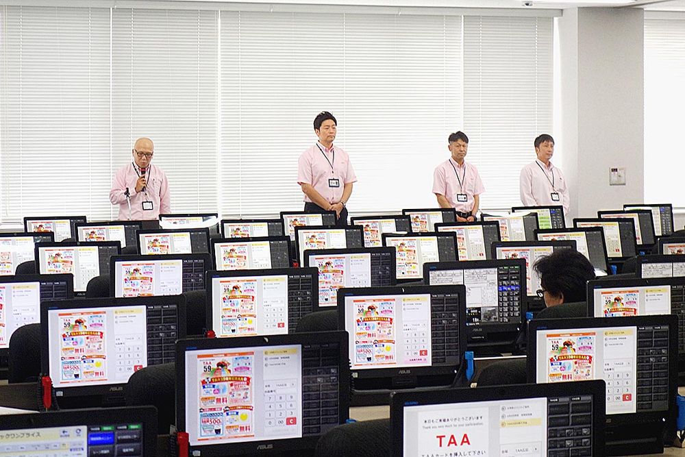 ＴＡＡ広島会場の５９周年記念ＡＡであいさつする森会場長（左端）