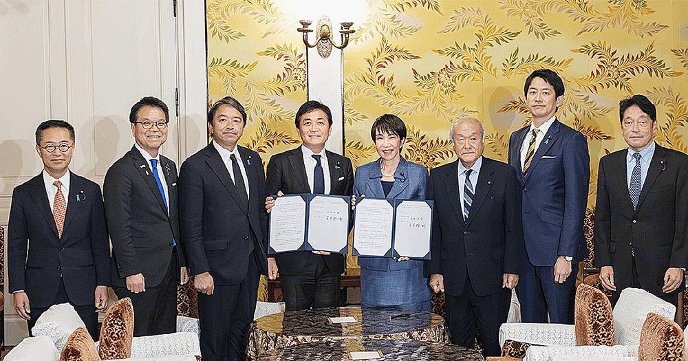 「自動車税環境性能割」の廃止などで合意した自民と国民民主（昨年１２月１８日、国会内）
