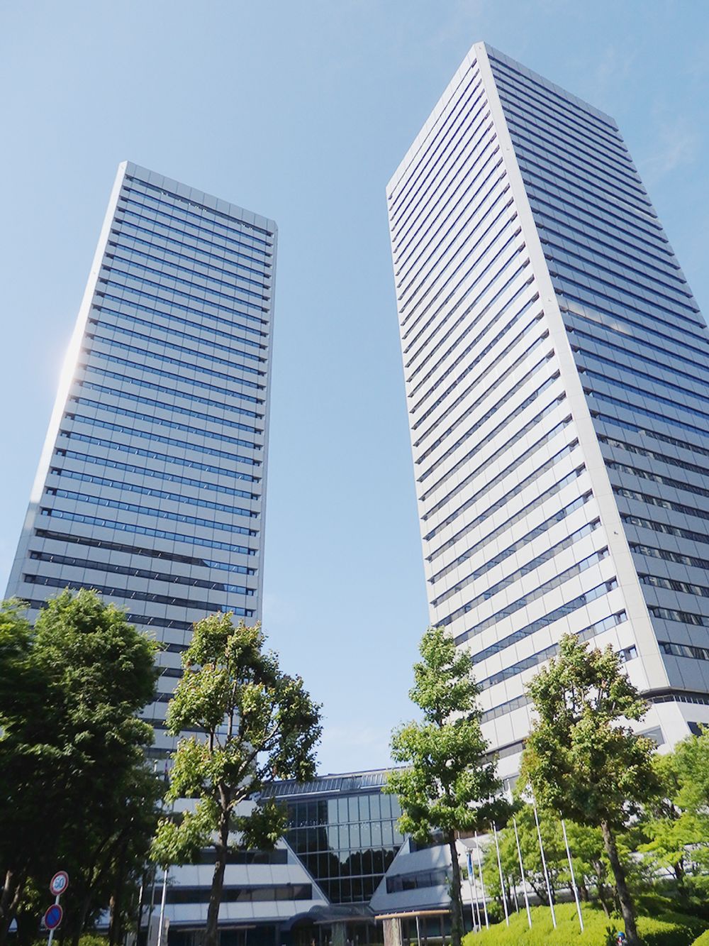 本社移転先のツイン２１（右が入居したＭＩＤタワー）
