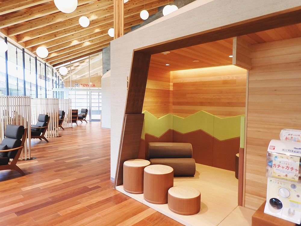 木の温もりを感じられる待合ブースとキッズスペース