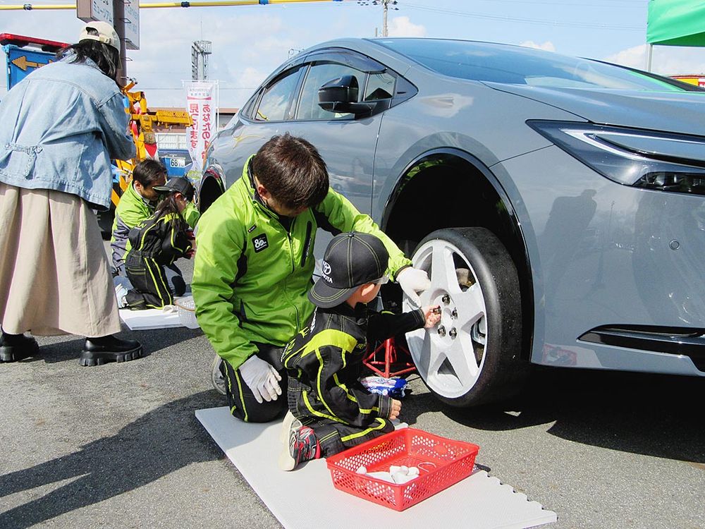 タイヤの取り付けを体験する子どもたち
