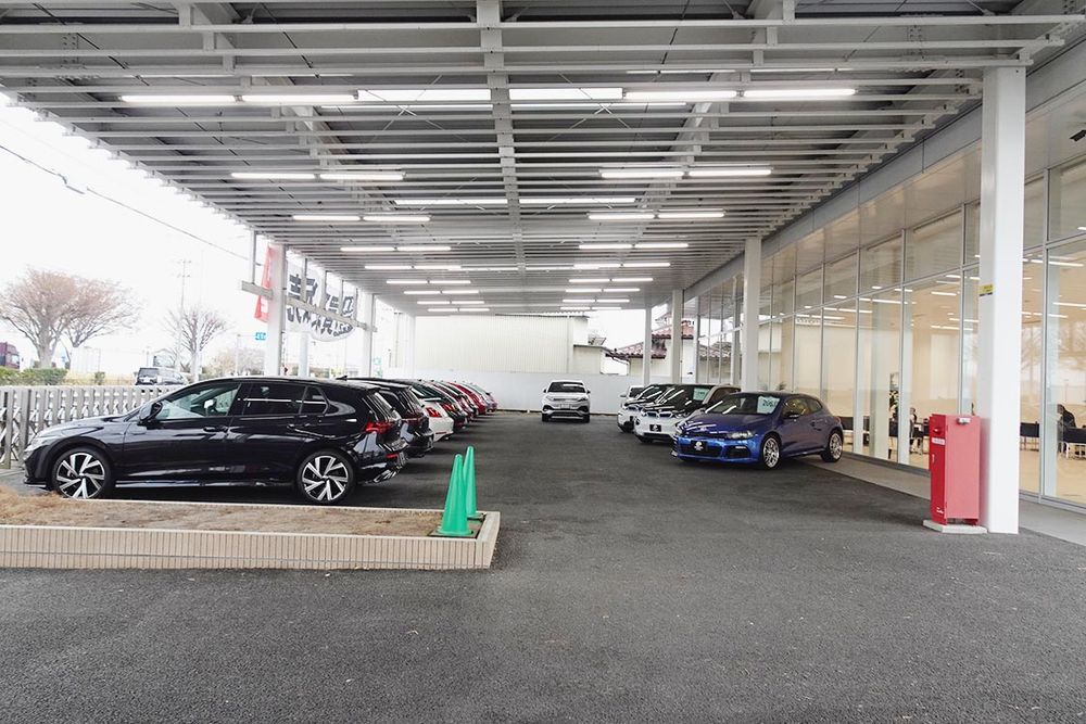 店舗前の展示場所は屋根で覆われている