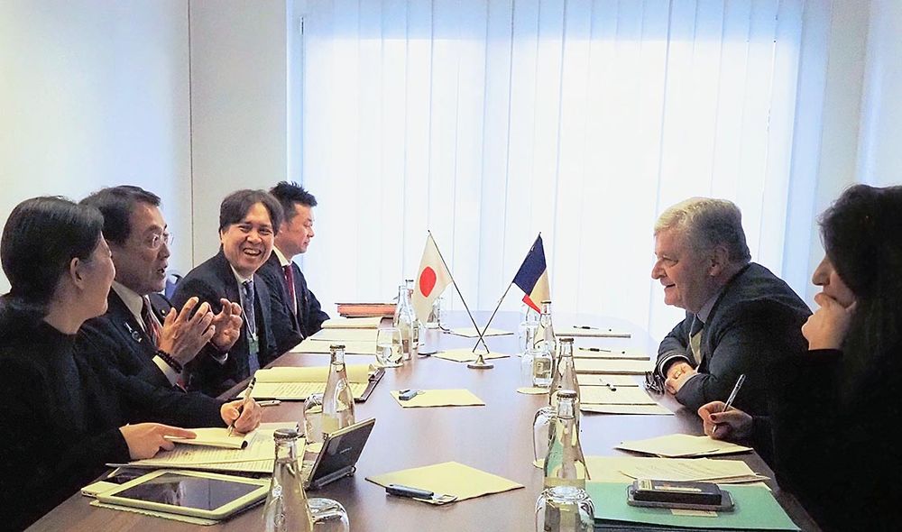 ダボス会議でのフランスとの会談(経産省提供)