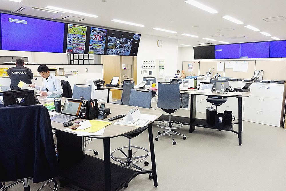 事務所スペースはフリーアドレスとした