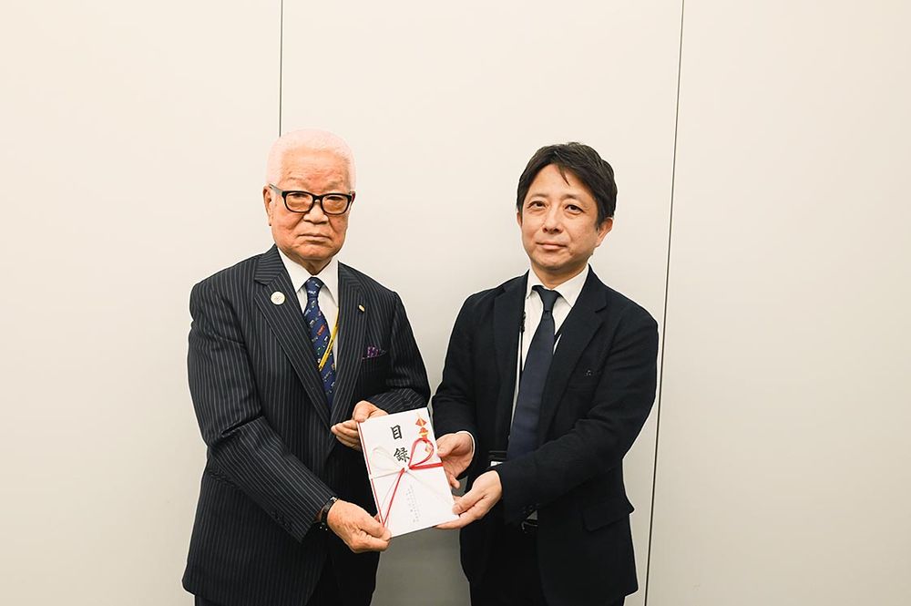 ＪＵ札幌の土井公捷筆頭副会長（左）が寄付金を寄贈した