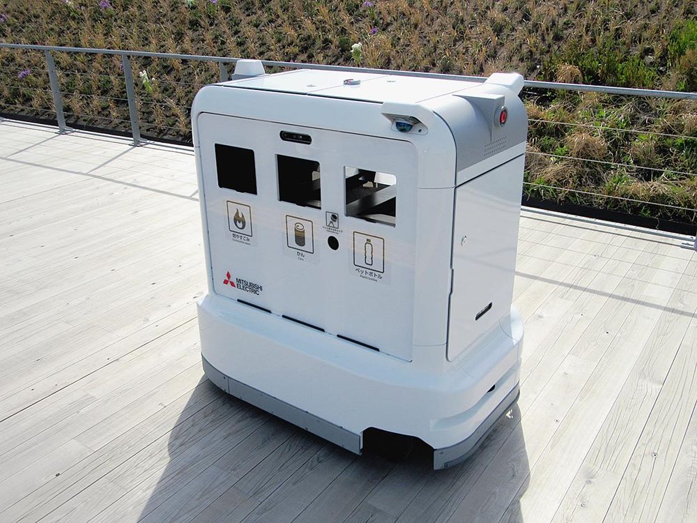 大屋根リングを巡回する自律走行ごみ箱ロボット