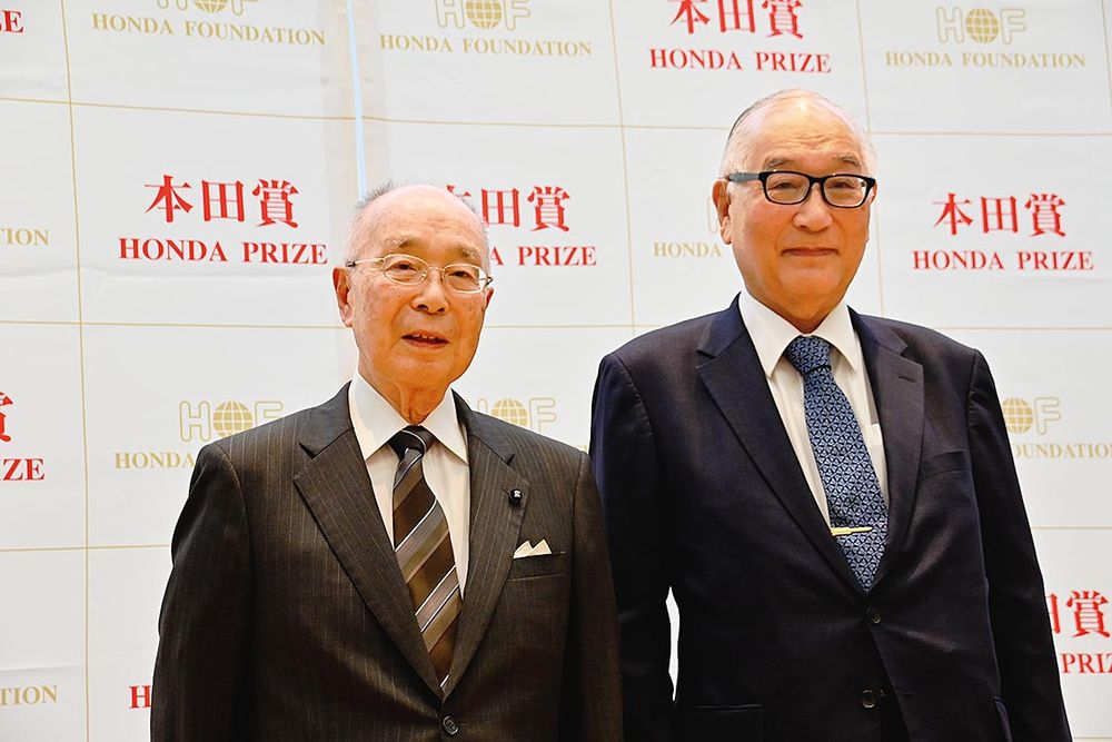 今年の本田賞を受賞した伊賀博士（左）と本田財団の石田理事長