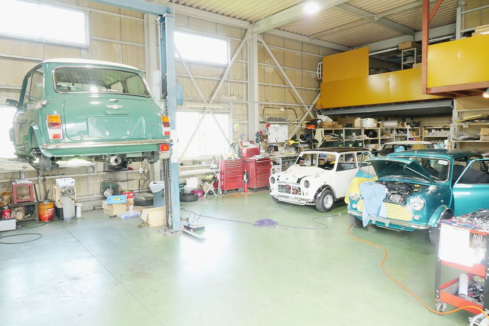 内外装のリフレッシュを行う作業場
