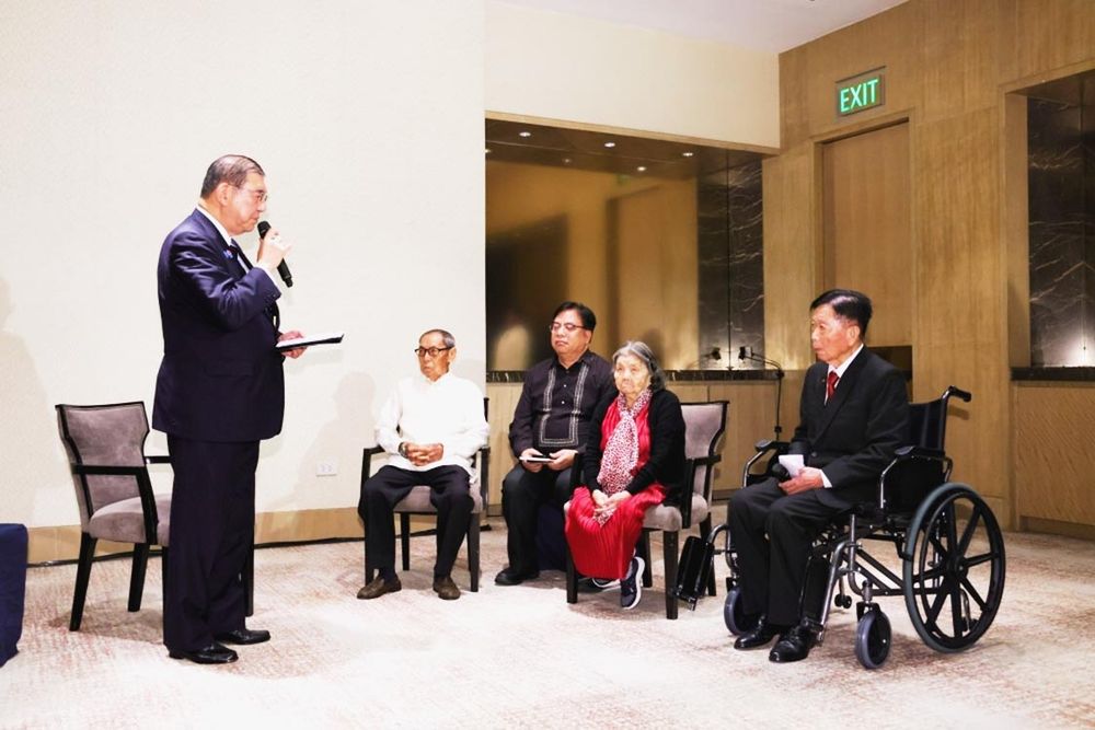 石破総理がマニラで残留日本人二世と面談〈内閣広報室提供〉
