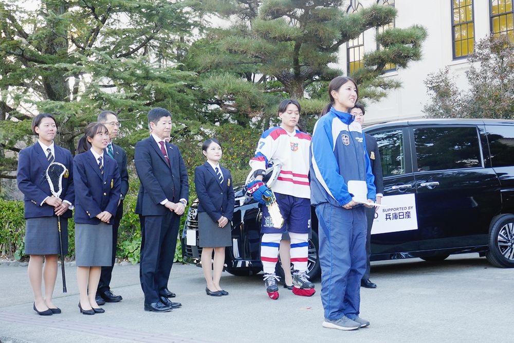納車式において、日本一の結果を勝ち取り恩返しすることを誓った藤野さん（ラクロス部女子）