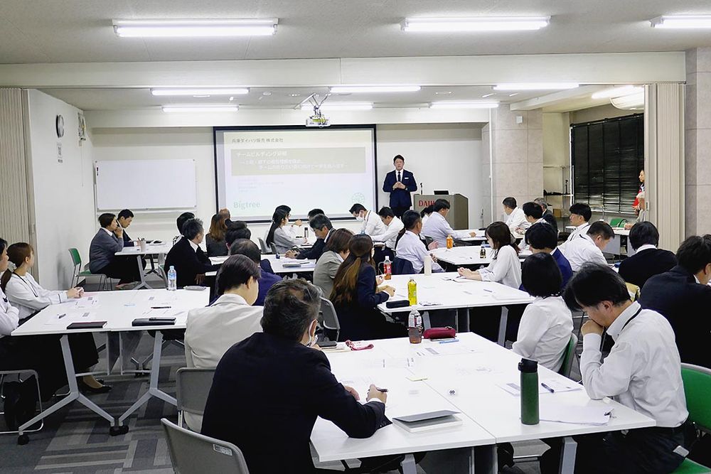 上司と部下の関係性を深め強い組織の形成を目的とした「チームビルディング研修」なども展開