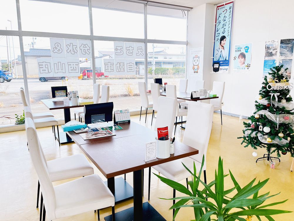 短時間車検の利用者は店内で作業を待ってもらう（えちごホールディングス提供）