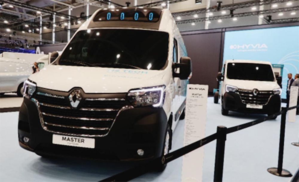 （写真５）ルノーのハイルーフと通常のバン。２０２２年ＩＡＡモビリティ・ハノーバー展