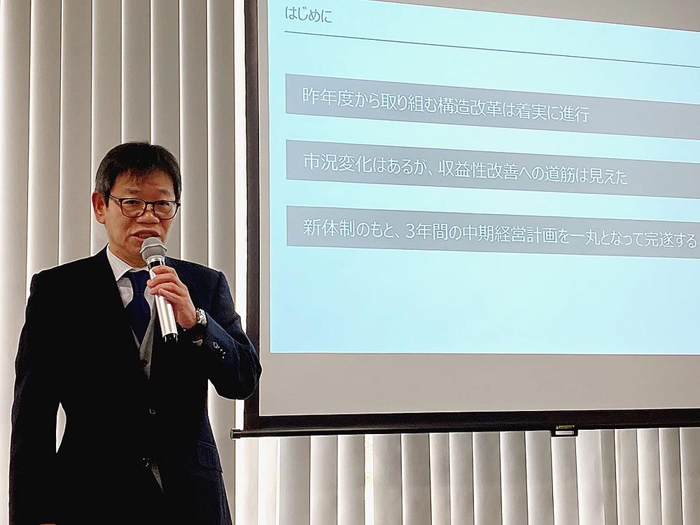 決算発表会見に臨むロームの東克己社長