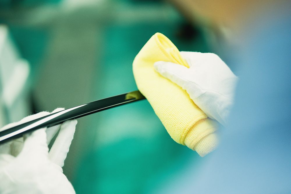 金属表面加工の現場作業の様子。「美」への極限までのこだわりが、アベルの強みだ