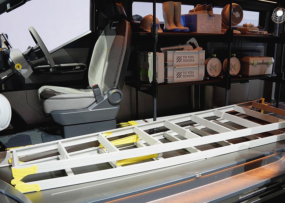 セミボンネット型にすることで助手席まで荷室として使える