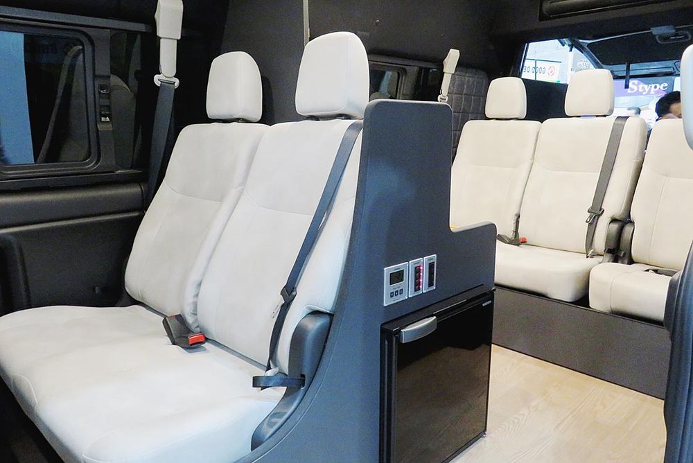 純正シートを生かした内装加工でコストを抑えたアルフレックスの車両
