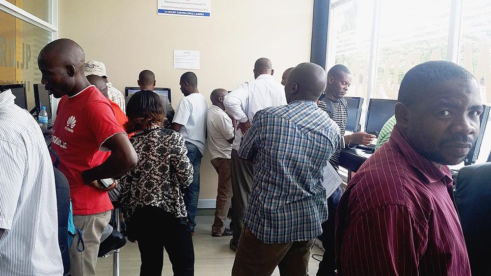 タンザニアのオフィスはバイヤーで賑わう
