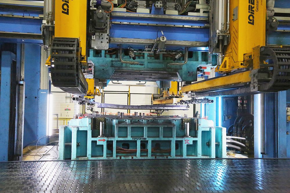 加熱した鋼材を成形するホットスタンピング設備
