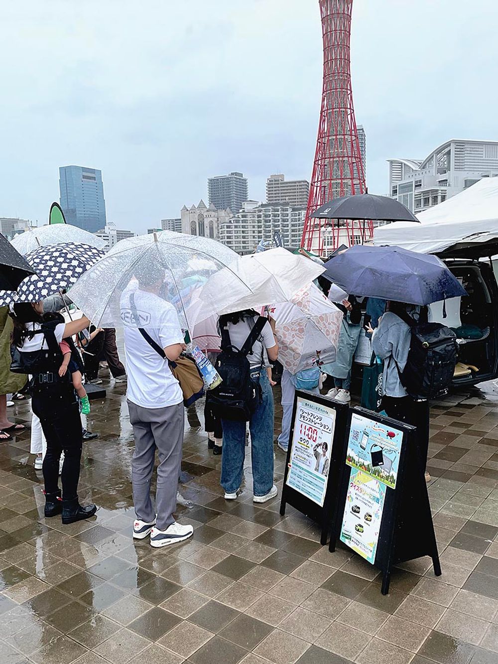あいにくの雨だったが、ブースイベント時には来場者が詰めかけた