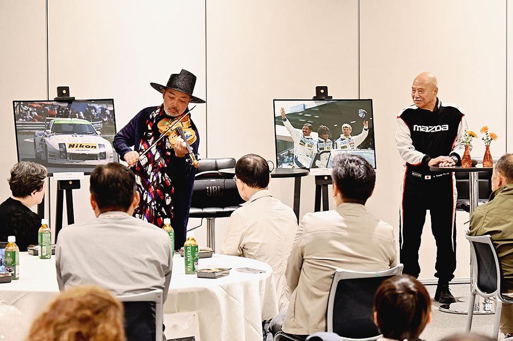 「祝う会」にはバイオリニストの古澤巖さん（左）も駆けつけ、生演奏を披露した