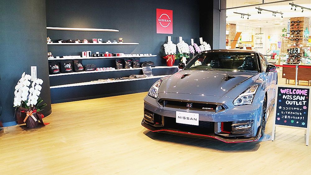 日産グッズを常時展示・販売する