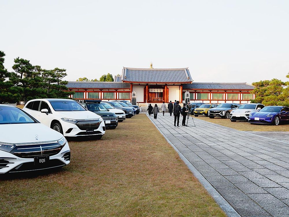 伽藍礼門の前にずらりと並ぶ輸入車
