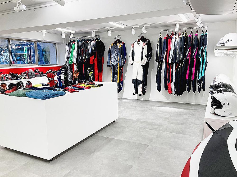 「ラボ」に隣接した「モータースポーツショールーム」。レーシングアイテムがずらりと並ぶ