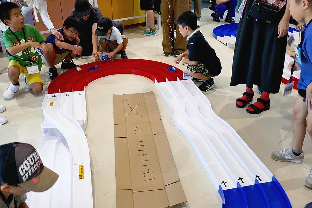 自分で組み立てたモデルカーをコースで走らせた