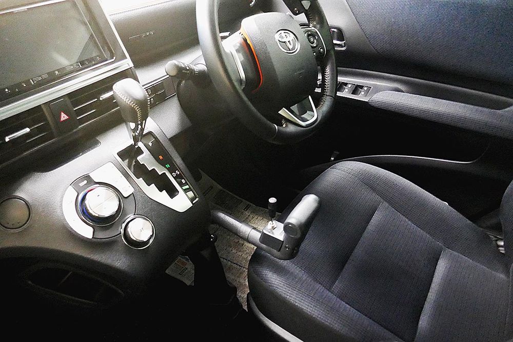 両足が不自由な際に使用する手動運転装置。操作レバーでアクセルとブレーキ、ウインカーやホーンの操作が可能
