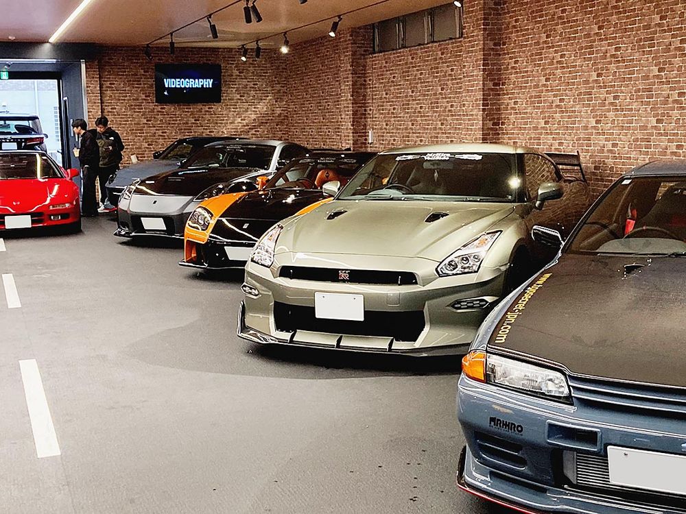 店内にはスポーツカーの名車がずらり