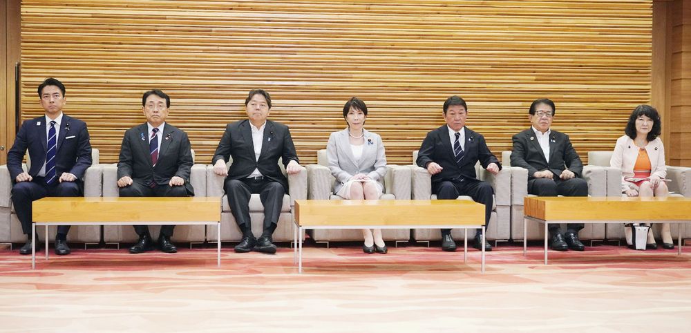 消費減税などに関する大綱決定の臨時閣議に臨む高市首相＝中央（9月15日、時事）