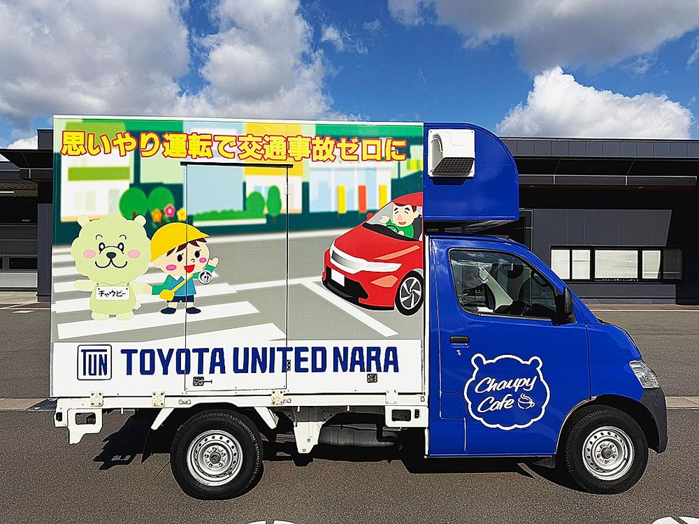 ボディ右側は信号機のない横断歩道での停止を呼び掛けるデザインを施した