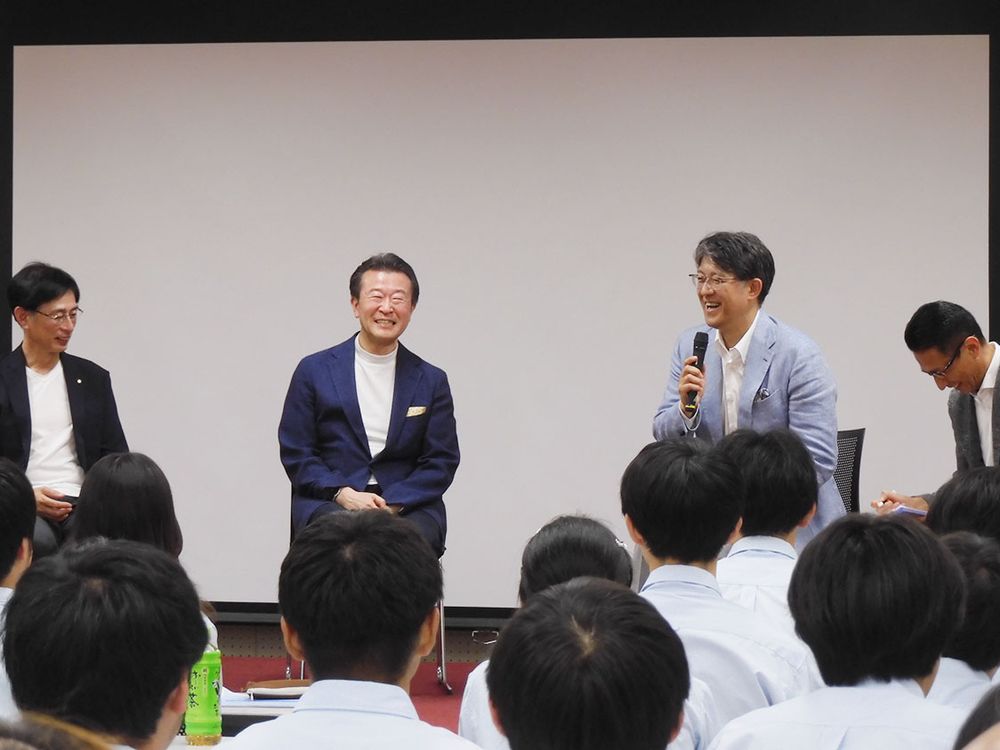 懇談会は和やかな雰囲気で進められた