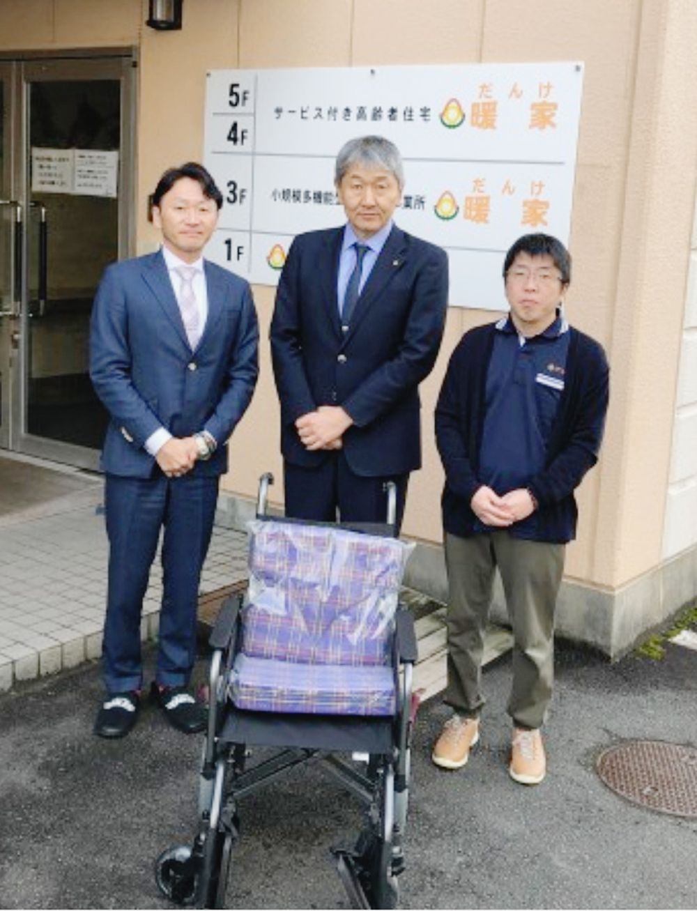 福祉施設への車いす寄贈も継続（中央が鈴木社長）