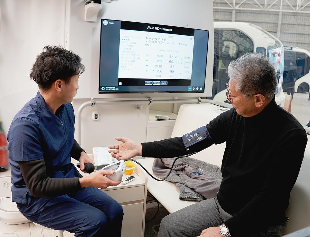 遠隔医療システムを搭載し移動診療車としても活用できる