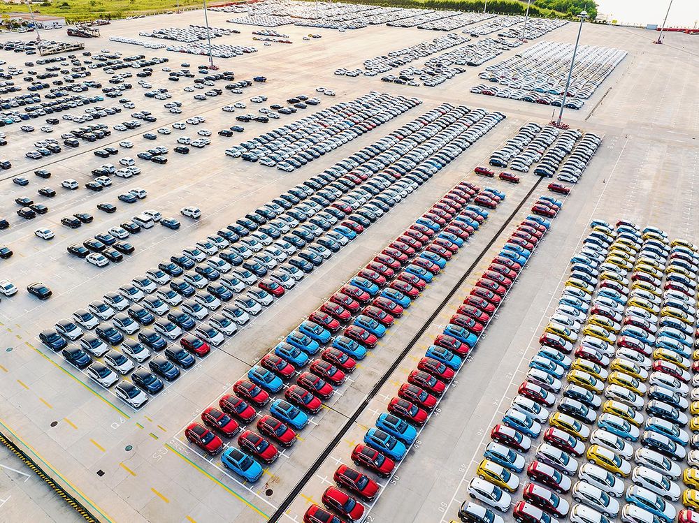 国内の「内巻」を避け、輸出に活路を見いだす(中国・広州港の自動車ターミナル)